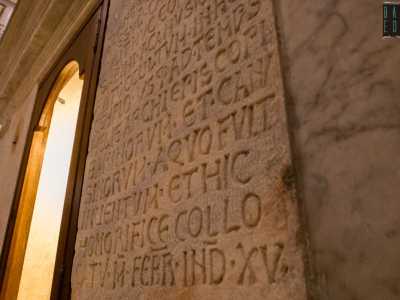 Sulla sinistra c�� quella che evoca il momento della consacrazione dell�altare a San Sabino, voluta dal vescovo Giovanni nel 1156